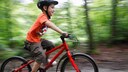 Kleiner Junge auf dem Fahrrad