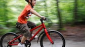 Kleiner Junge auf dem Fahrrad