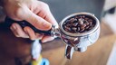 Barista hält Kaffeefilter