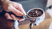 Barista hält Kaffeefilter