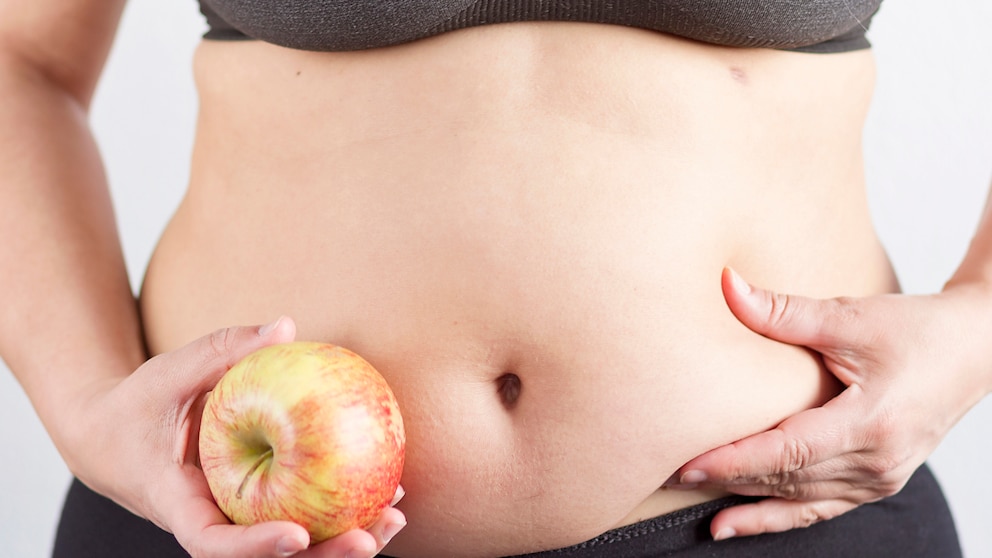 Übergewicht Vitamin C: Dicker Bauch und Apfel