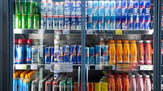 Energydrinks in einem Kühlschrank