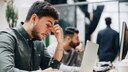 Long Covid Brain Fog: Mann vor PC