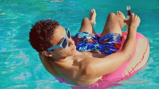 Jugendlicher im Schwimmreif und mit Alkohol im Poll