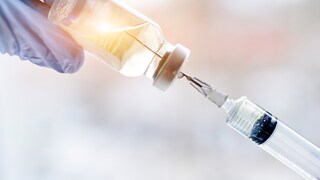 Spritze wird mit Impfdosis aufgezogen