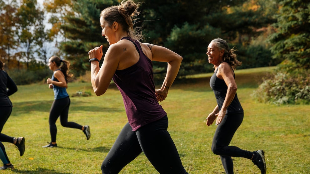sport appetit: Frauen laufen im park