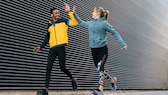 Männer frauen trainieren körperfett: Mann und Frau beim Joggen