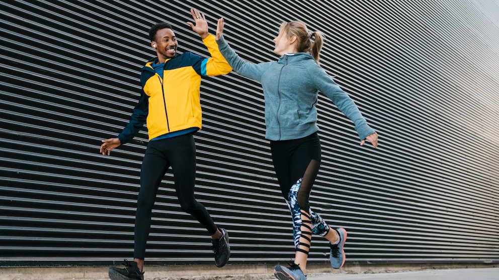 Männer frauen trainieren körperfett: Mann und Frau beim Joggen