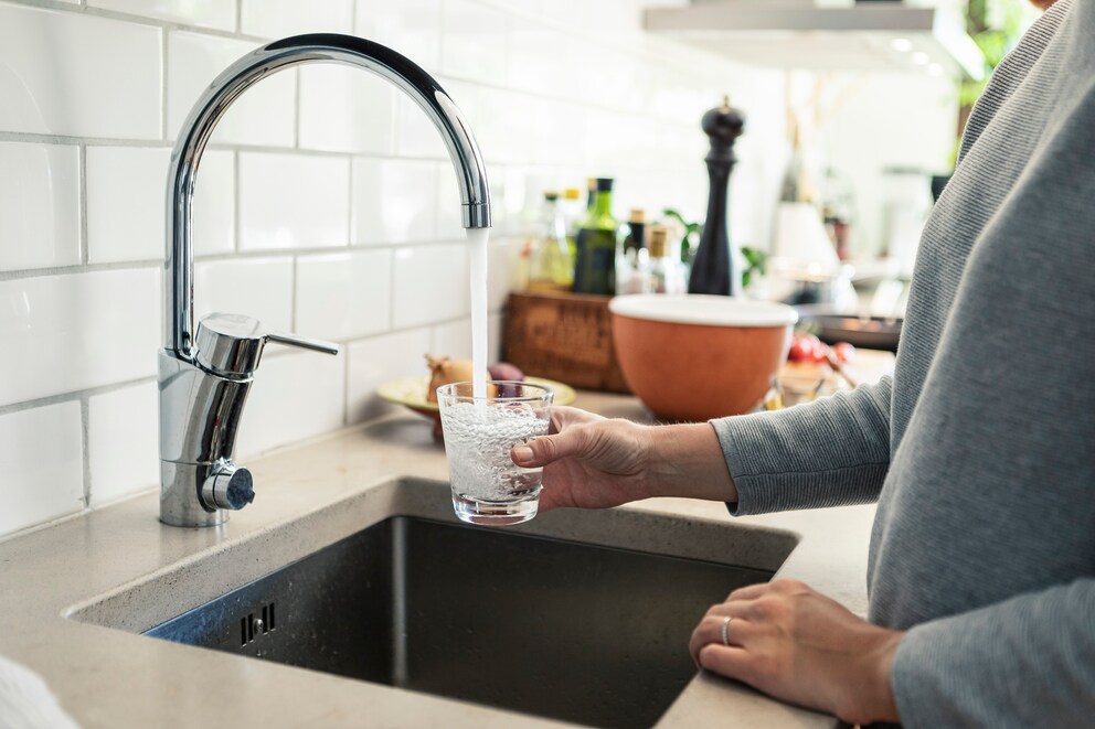 Leitungswasser Oder Mineralwasser – Was Ist Gesünder? - FITBOOK