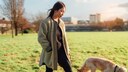 spaziergang morgen gesund: Junge Frau geht mit ihrem Hund spazieren