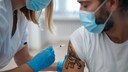 Vierte Corona-Impfung: Mann beim Impfen
