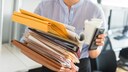 Stress Immunsystem: Frau im Büro