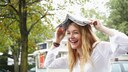 Optimismus alt werden: Frau lacht im Regen