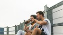 Zwei junge Männer trinken Bier