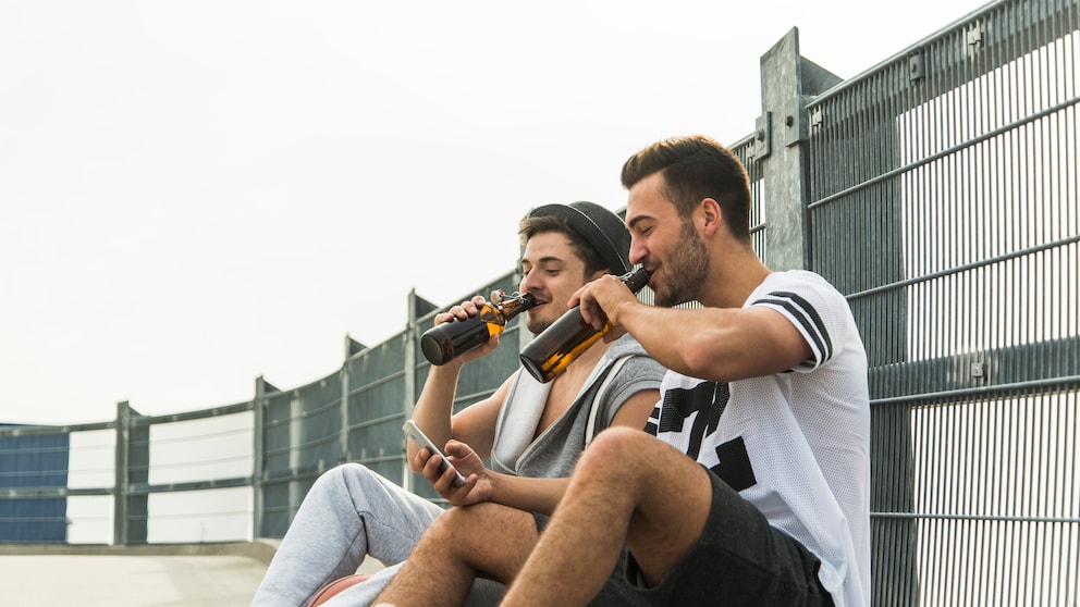 Zwei junge Männer trinken Bier