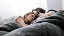 Laut einer Studie kann der Lebenspartner im Bett für eine insgesamt bessere Schlafqualität sorgen