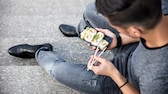 länger leben: Mann isst Sushi