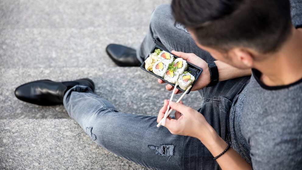 länger leben: Mann isst Sushi