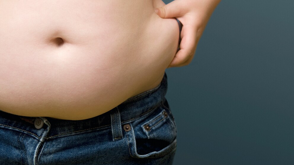 kinder übergewicht gehirn: Junge kneift sich in die Seite