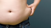 kinder übergewicht gehirn: Junge kneift sich in die Seite