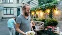 mediterrane ernährung männer: Junger Mann mit Essen in der Hand