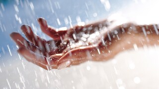 Hände fangen Regenwasser auf