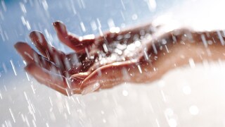 Hände fangen Regenwasser auf