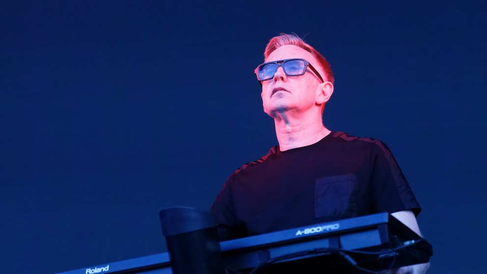 andy fletcher todesursache: Andy Fletcher von Depeche Mode am Keyoboard