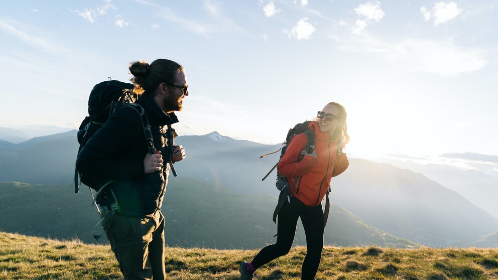höhenkrankheit: Mann und Frau beim Wandern in den Bergen
