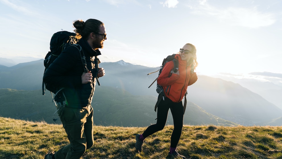 höhenkrankheit: Mann und Frau beim Wandern in den Bergen