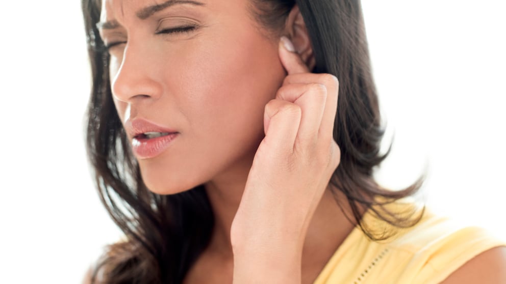 Trommelfell geplatzt: Frau berührt Ohr