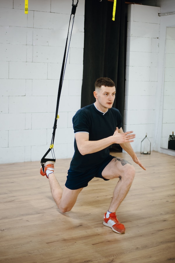 Mann macht Sprinter Lunge  mit TRX Band