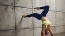 &bdquo;3 2 1 Bang&ldquo;-Handstand-Challenge: Frau macht eine Handstand-&Uuml;bung