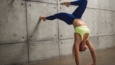 „3 2 1 Bang“-Handstand-Challenge: Frau macht eine Handstand-Übung