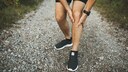 Muskelabbau: Mann hält Knie fest