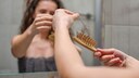 Long-Covid-Symptome-Frau mit Haarausfall