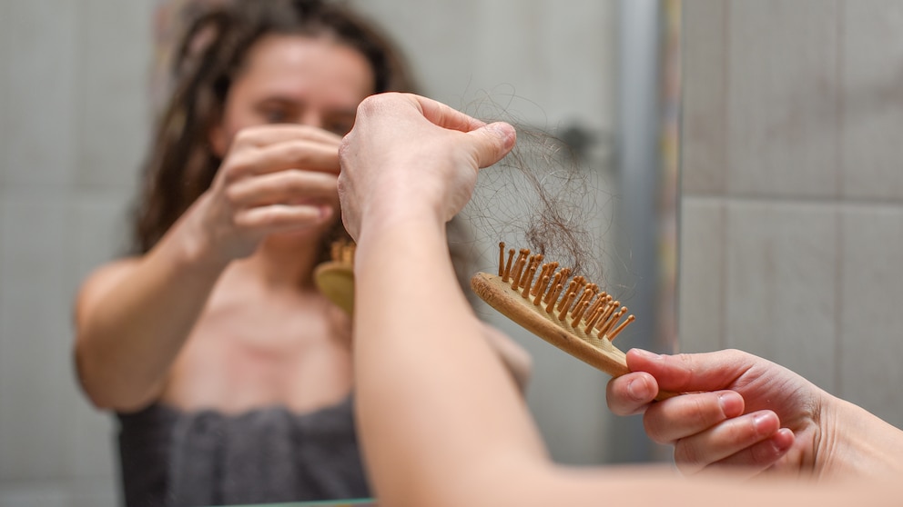 Long-Covid-Symptome-Frau mit Haarausfall