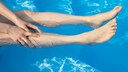 Ein Krampf beim Schwimmen kann Panik auslösen. Deswegen gilt als Erstes: Ruhe bewahren!