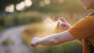 mücken ofter gestochen: Mann benutzt Insekten-Spray