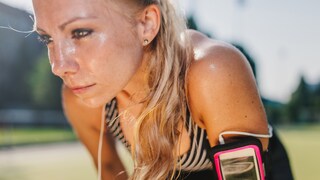 sportarten kalorienverbrauch: Frau erschöpft und verschwitzt