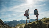 gesundheitsurlaub krankenkasse: Zwei Leute beim Wandern