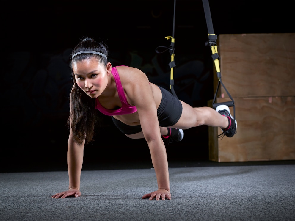 Liegestütz mit TRX-Band