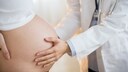 Trisomie-Test: Schwangere Frau beim Arzt