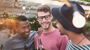 Alkoholkonsum M&auml;nner: Drei M&auml;nner sto&szlig;en mit Bier an