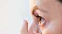 Viele Menschen empfinden Kontaktlinsen als störend im Auge. Dabei gewöhnt sich das Auge meist schnell an den Fremdkörper
