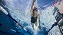 Schwimmtraining mehr abwechslung: Frau beim Schwimmtraining