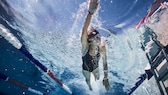 Schwimmtraining mehr abwechslung: Frau beim Schwimmtraining