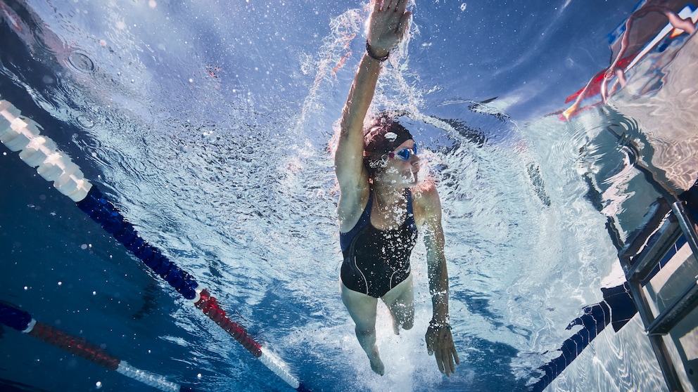 Schwimmtraining mehr abwechslung: Frau beim Schwimmtraining