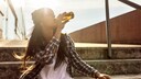 alkoholsucht-Mädchen trinkt alleine
