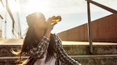 alkoholsucht-Mädchen trinkt alleine